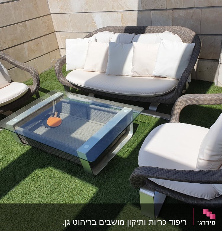 כריות לבנות על ספות חיצוניות בגינה